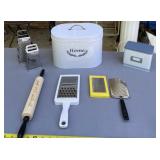 Storage tins with lids and graders