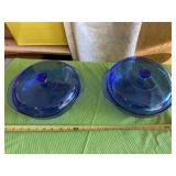 Two blue Pyrex bowls with lids