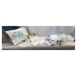 Tote w/ lid, Chenille Bedspread. Features