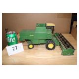 Ertl 1/16 John Deere Titan II combine pivoting