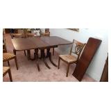Beautiful Walnut Duncan 5 table with 6 chairs. 3