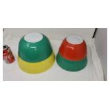 Pyrex nesting bowls.