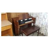 Hammond elc organ with bench. (Works)