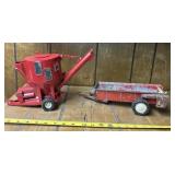 1/16 scale ERTL International Harvester Feed