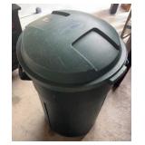 Rubbermaid 32 gal Trash Can and Lid