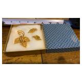 Avon gold-tone filigree jewelry set features a