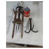 MOLE TRAP:GRAPPLE HOOK