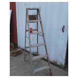 ALUMINUM LADDER