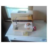 SINGER SEWING MACHINE