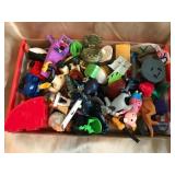 ASSORTMENT OF FAST FOOD CHILDRENS TOYS
