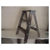 OLD WOOD STEP STOOL