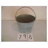 GALVANIZED BUCKET W/BAIL