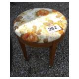 ROUND STOOL ON WHEELS