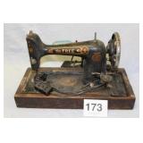 ANTIQUE SINGER SEWING MACHINE & COMPLETE CASE