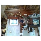 MISCELLANEOUS WALL DECOR & OIL LAMP