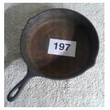 CAST IRON SKILLET 9 SK