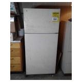 GE REFRIGERATOR/FREEZER-NEEDS CLEANED
