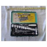 SOCKET and ratchet set