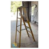 Cuprum 6 ft Fiberglass Stepladder, Model 540-06, Type I, 250 lb Capacity, OSHA Compliant