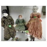 GROUP OF 3 PORCELAIN COLLECTIBLE DOLLS.