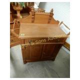 CONTEMPORARY END TABLE.