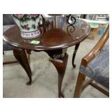 CONTEMPORARY END TABLE.