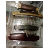 TRAY OF ASSTED POCKET KNIVES.