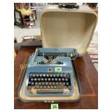 VINTAGE UNDERWOOD TYPEWRITER AND CARRYCASE.