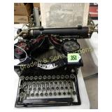 ANTIQUE 1917 ROYAL TYPEWRITER WITH OWNERS MANUAL