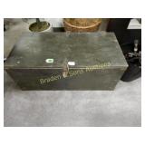 VINTAGE MILITARY STYLE TRUNK.