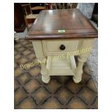 GROUP OF 2 CONTEMPORARY HAVERTYS END TABLES.