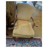 VINTAGE ARM CHAIR.