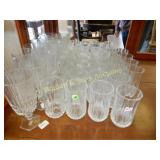 GROUP OF ASSORTED GLASS AND CRYSTAL COLLECTIBLES.