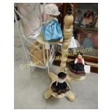 CONTEMPORARY PLANT SET WITH 4 DOLLS.