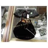 GROUP OF 2 VINTAGE PURSES.