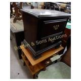 GROUP OF 2 END TABLES/NIGHT STANDS