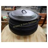 VINTAGE #10 CAST IRON WITCHES KETTLE WITH LID