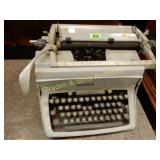VINTAGE UNDERWOOD TYPEWRITER