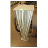 CONTEMPORARY LIGHTED PEDASTAL