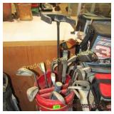 SET OF VINTAGE GOLF CLUBS WITH BAG