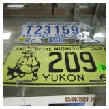 GROUP OF 2 VINTAGE LICENSE PLATES