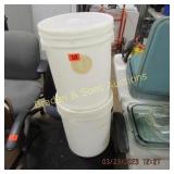 GROUP OF 2 PLASTIC CONTAINERS WITH LIDS