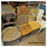 GROUP OF 4 CHAIRS