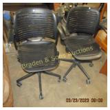 GROUP OF 2 OFFICE CHAIRS