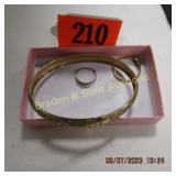 GROUP OF TWO RINGS AND ONE BRACELET. ALL 10K GOLD