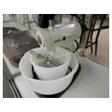 VINTAGE SUNBEAM MIXMASTER BLENDER WITH 2 BOWLS