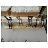 GROUP OF 4 CONTEMPORARY WESTERN SPURS (SPUR STAND