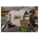 TRAY OF ASSORTED FIGURINES