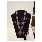 LADIES NECKLACE AND MATCHING EARRINGS.