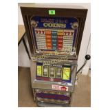 VINTAGE 25 CENT SLOT MACHINE IN WORKING ORDER.